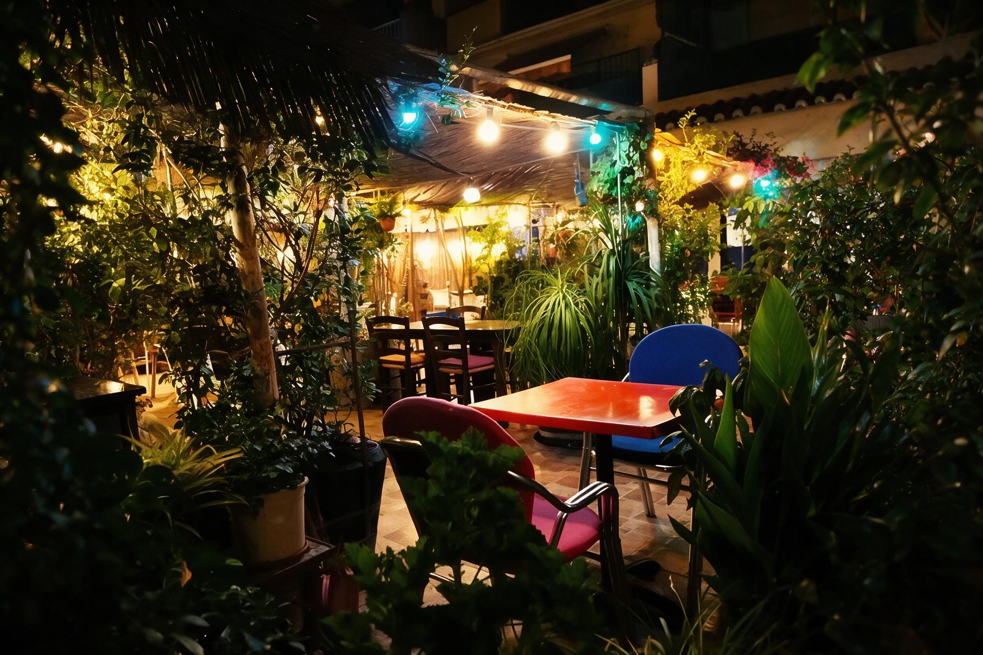 Rincón del restaurante El Jardín de Tete y Cris, ambiente con vegetación y luz cálida