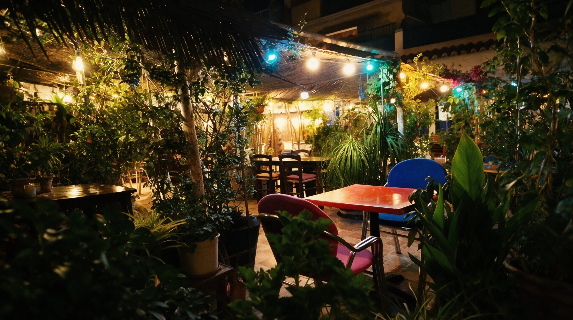 Jardín de El Jardín de Tete y Cris de noche, terraza con luces cálidas y vegetación